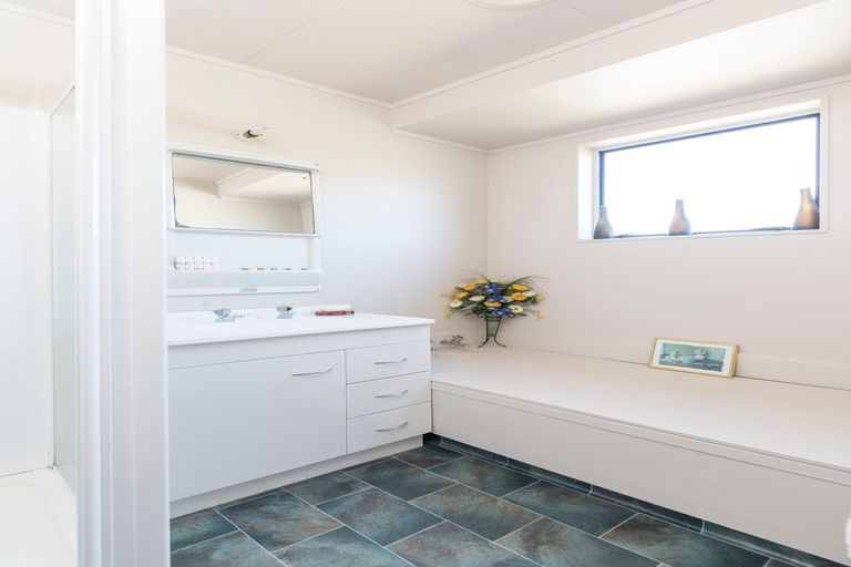 Photo of property in 40 Pokapu Street, Titirangi, Auckland, 0600