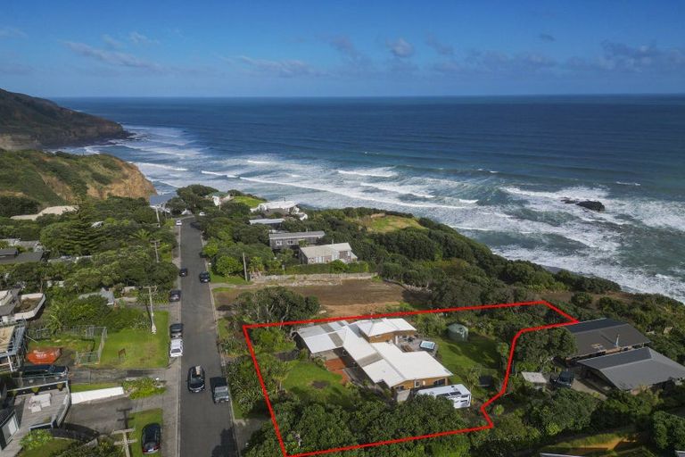 Photo of property in 5 Ngatira Road, Muriwai, Waimauku, 0881