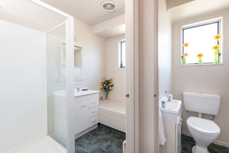 Photo of property in 40 Pokapu Street, Titirangi, Auckland, 0600