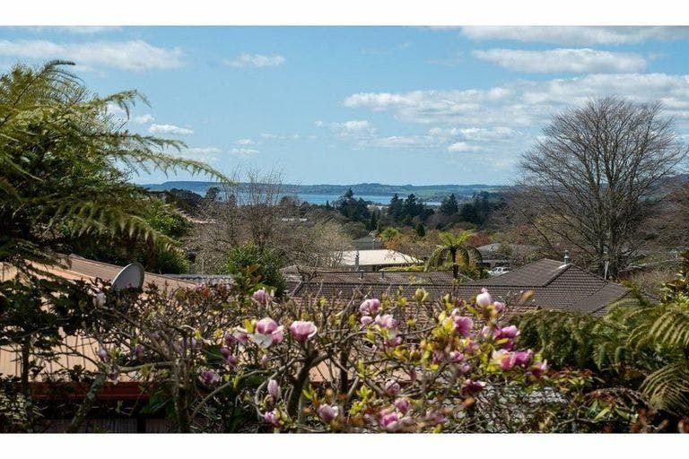 Photo of property in 27 Wychwood Crescent, Springfield, Rotorua, 3015