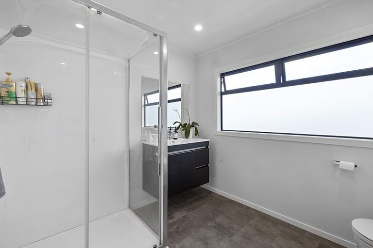 Photo of property in 40 Heta Road, Highlands Park, New Plymouth, 4312