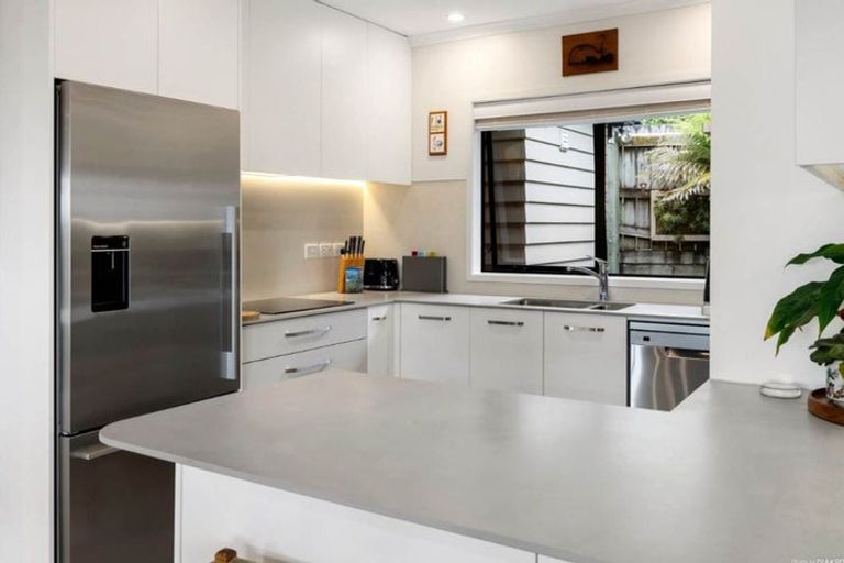 Photo of property in 4 Jelas Road, Red Beach, 0932