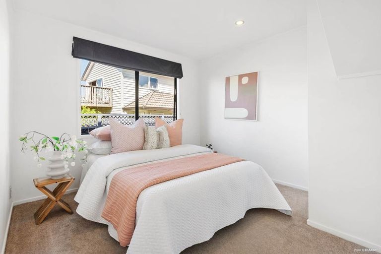 Photo of property in 10 Bridgehead Cove, West Harbour, Auckland, 0618