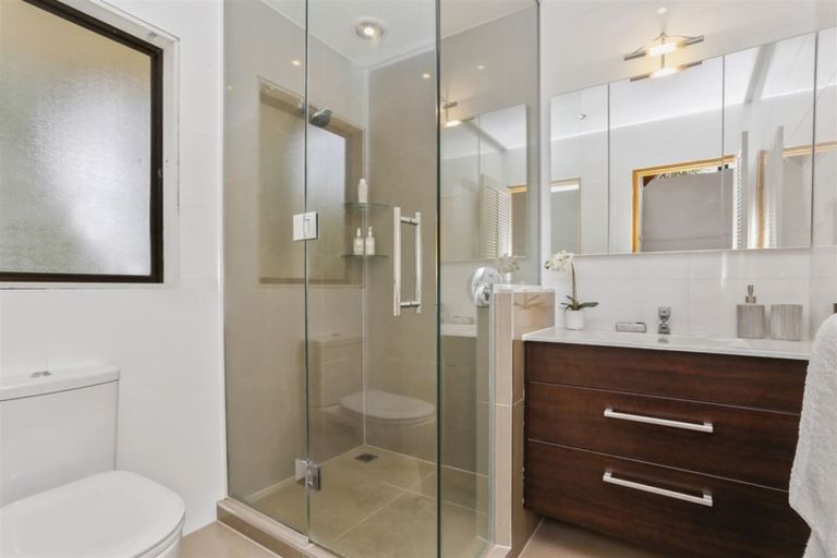 Photo of property in 411 Waitakere Road, Taupaki, Henderson, 0782