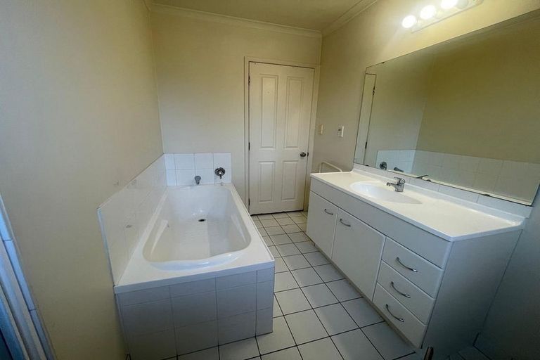 Photo of property in 3 Dainton Place, New Lynn, Auckland, 0600