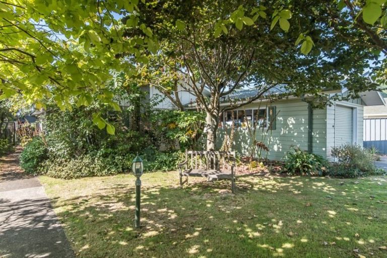 Photo of property in 52 Rewarewa Crescent, Waikanae, 5036