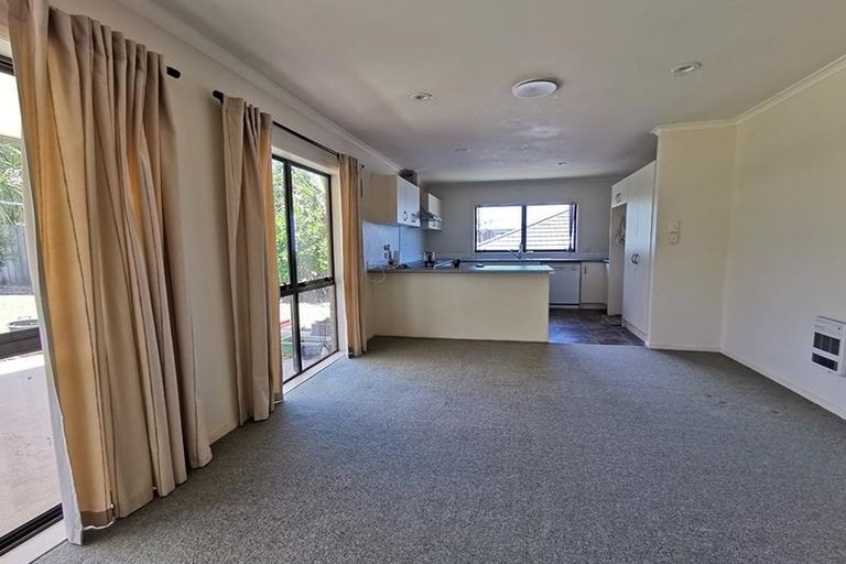 Photo of property in 21 San Pedro Place, Henderson, Auckland, 0612