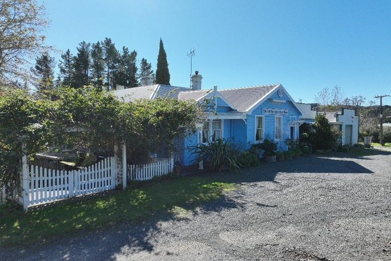 Photo of property in Saddlery Cottage, 3245 Paparoa-oakleigh Road, Paparoa, 0571