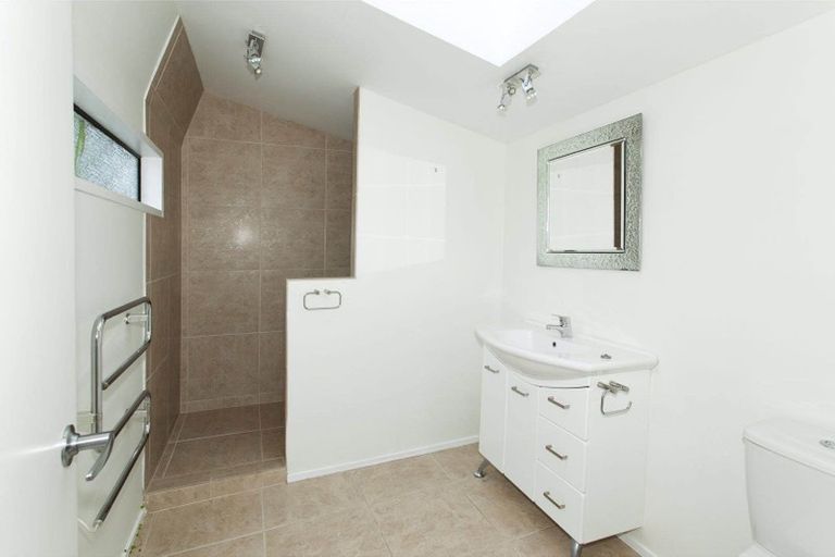 Photo of property in 1/23 Parr Terrace, Castor Bay, Auckland, 0620