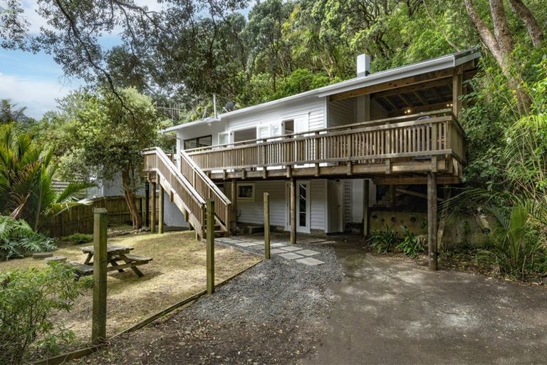 Photo of property in 43 Garden Road, Piha, New Lynn, 0772