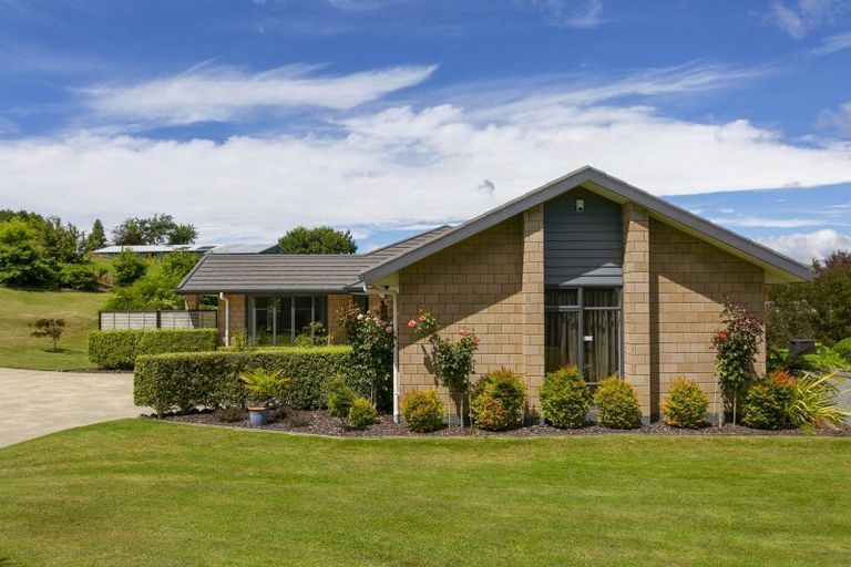 Photo of property in 18 Loch Views Road, Acacia Bay, Taupo, 3385