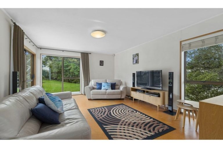Photo of property in 24 Deverell Place, Northcross, Auckland, 0632