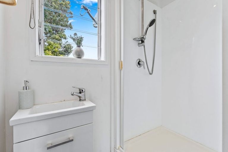 Photo of property in 1/307a Wairau Road, Totara Vale, Auckland, 0627