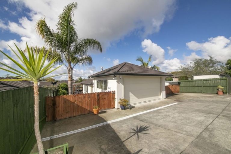 Photo of property in 87c Triangle Road, Massey, Auckland, 0614