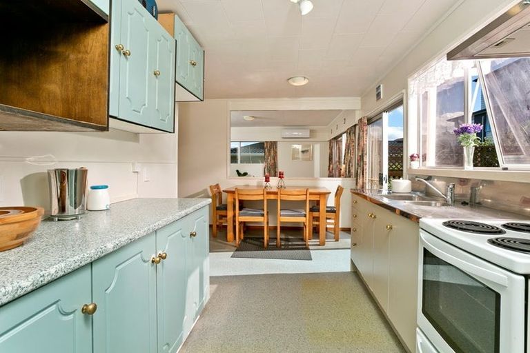 Photo of property in 52 Lavery Place, Sunnynook, Auckland, 0632