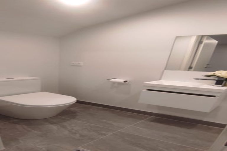 Photo of property in 3/47 Awaroa Road, Sunnyvale, Auckland, 0612