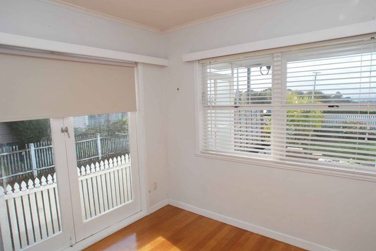 Photo of property in 296 East Coast Road, Forrest Hill, Auckland, 0620