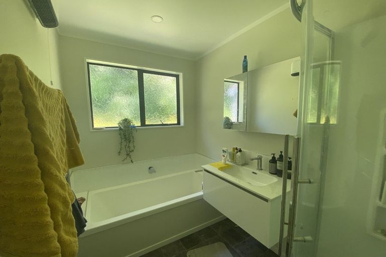 Photo of property in 25 Fernhaven Grove, Newlands, Wellington, 6037
