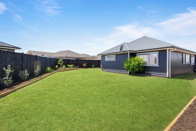 Photo of property in 14 Malbec Place, Huapai, Kumeu, 0810