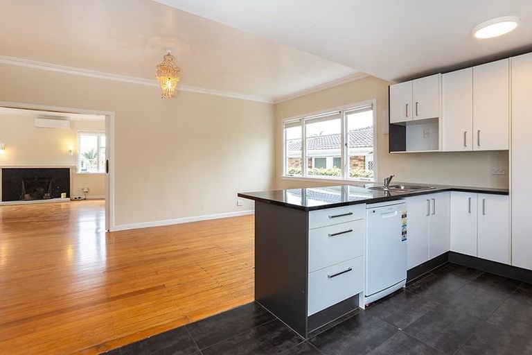 Photo of property in 1060 Great North Road, Point Chevalier, Auckland, 1022