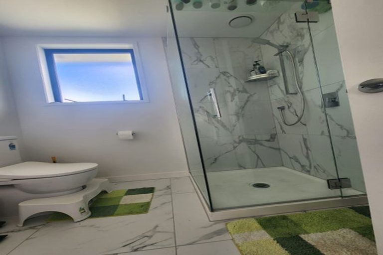 Photo of property in 52d Vodanovich Road, Te Atatu South, Auckland, 0610