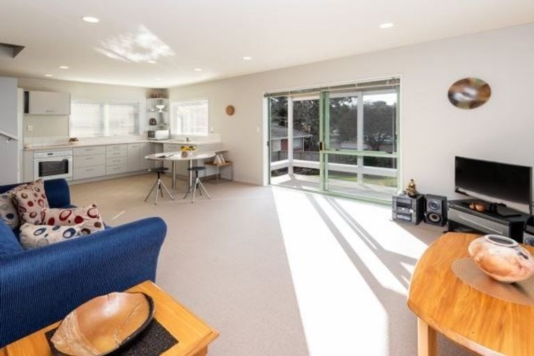 Photo of property in 2/30 Uxbridge Road, Mellons Bay, Auckland, 2014