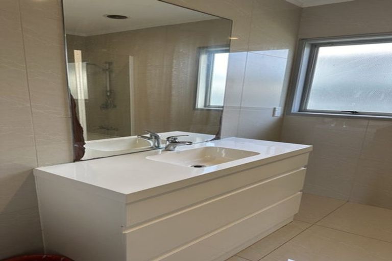 Photo of property in 328 Roscommon Road, Clendon Park, Auckland, 2103