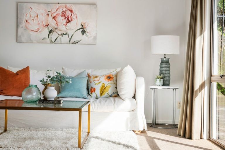 Photo of property in 2/5 Hanlon Crescent, Narrow Neck, Auckland, 0624