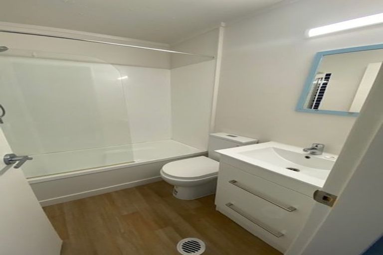 Photo of property in 2/93a Kelburn Parade, Kelburn, Wellington, 6012