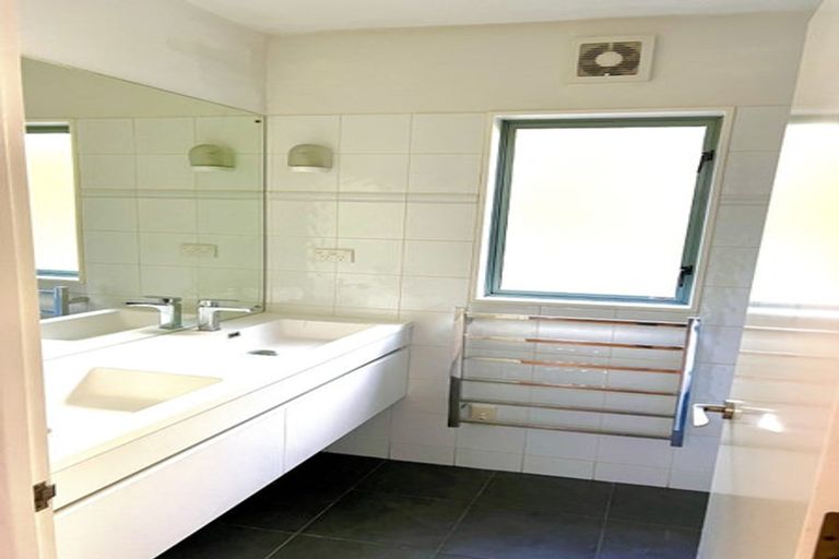 Photo of property in 90 Park Road, Titirangi, Auckland, 0604