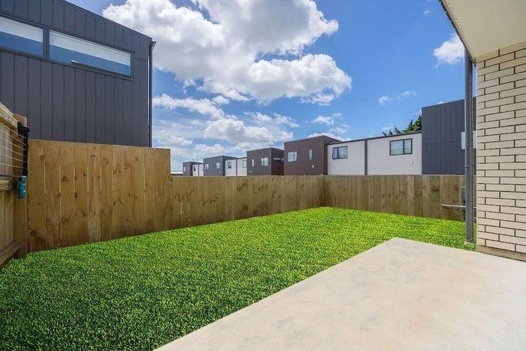 Photo of property in 21 Clay Works Lane, New Lynn, 0600