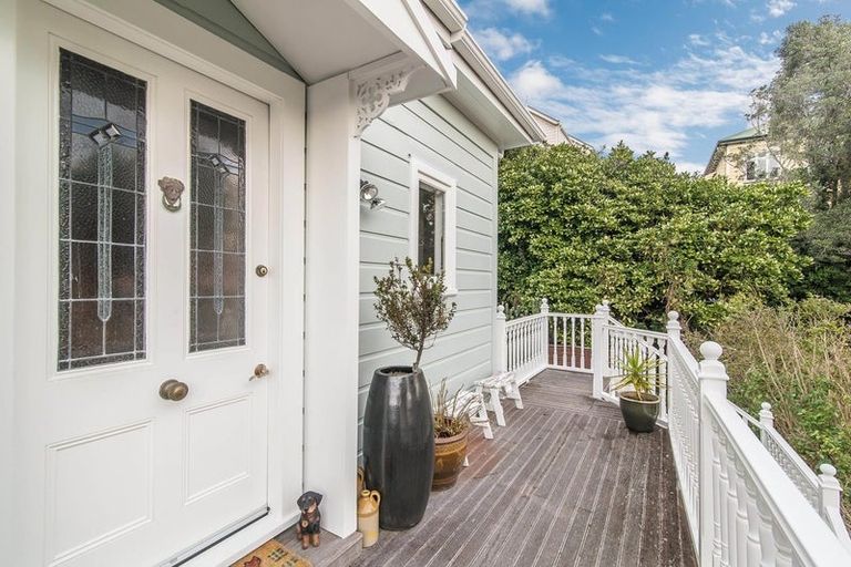 Photo of property in 2 Rixon Grove, Mount Victoria, Wellington, 6011