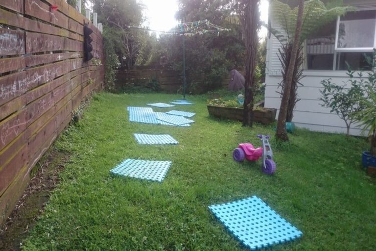 Photo of property in 1 Malters Place, Browns Bay, Auckland, 0630