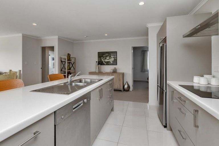 Photo of property in 6 Kamahi Place, One Tree Point, 0118