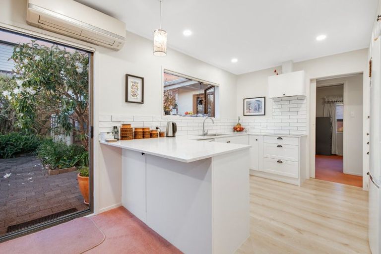 Photo of property in 5 Edgewater Grove, Orewa, 0931