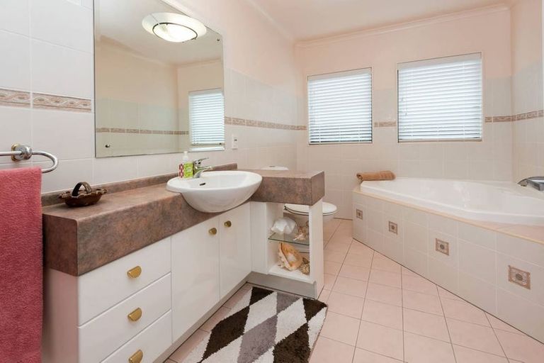 Photo of property in 2/3 Colmar Road, Mellons Bay, Auckland, 2014