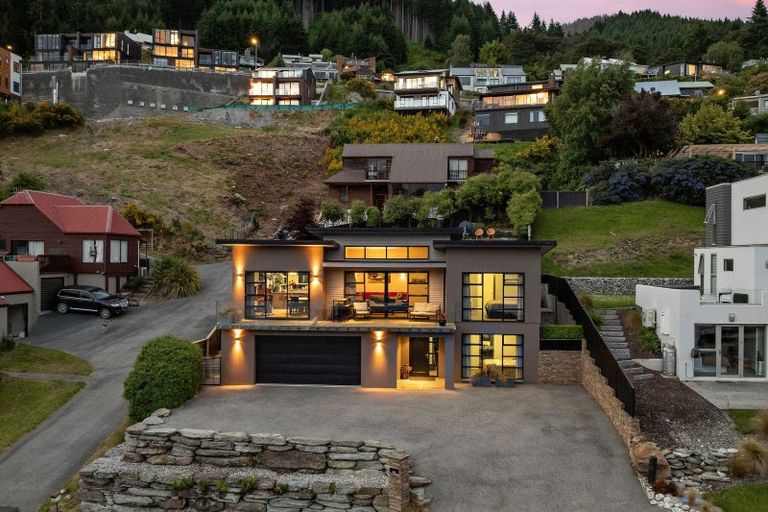 Photo of property in 70 Wynyard Crescent, Fernhill, Queenstown, 9300
