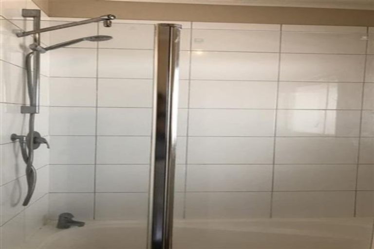 Photo of property in 15 Waimahia Avenue, Weymouth, Auckland, 2103