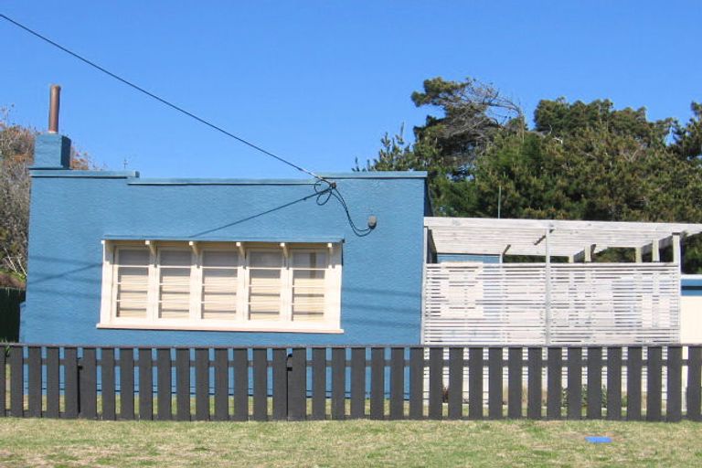 Photo of property in 6 Barber Street, Foxton Beach, Foxton, 4815