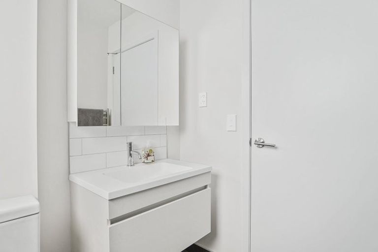 Photo of property in 9/35 Garadice Road, Rothesay Bay, Auckland, 0630