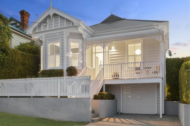 Photo of property in 25 Roslyn Terrace, Stanley Point, Auckland, 0624