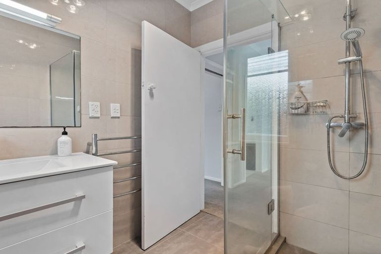 Photo of property in 11 Craigbank Avenue, New Lynn, Auckland, 0600