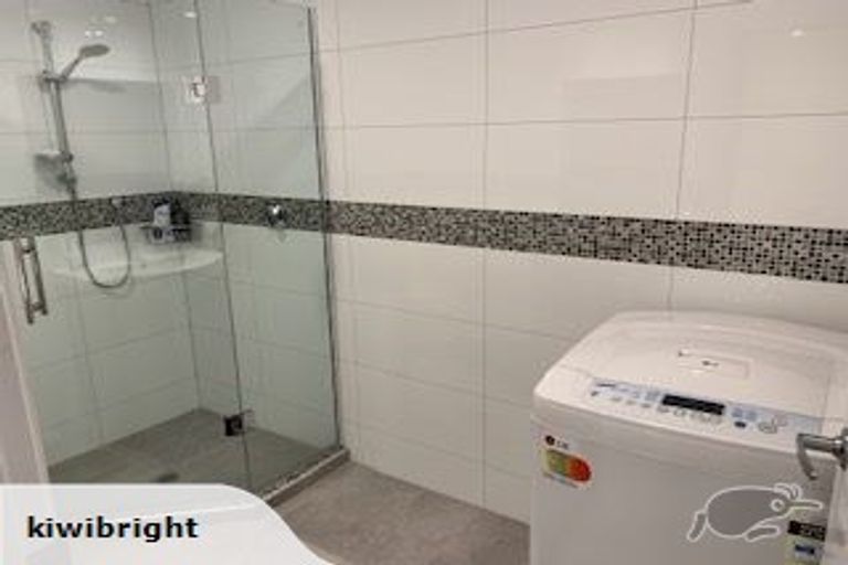 Photo of property in 37 Goldfinch Rise, Unsworth Heights, Auckland, 0632