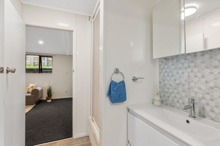 Photo of property in 15 Vina Place, Massey, Auckland, 0614