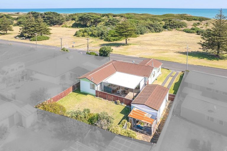 Photo of property in 22 Seafront Road, Castlecliff, Whanganui, 4501