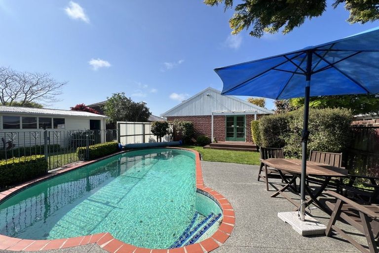 Photo of property in 11 Sevenoaks Drive, Bryndwr, Christchurch, 8053