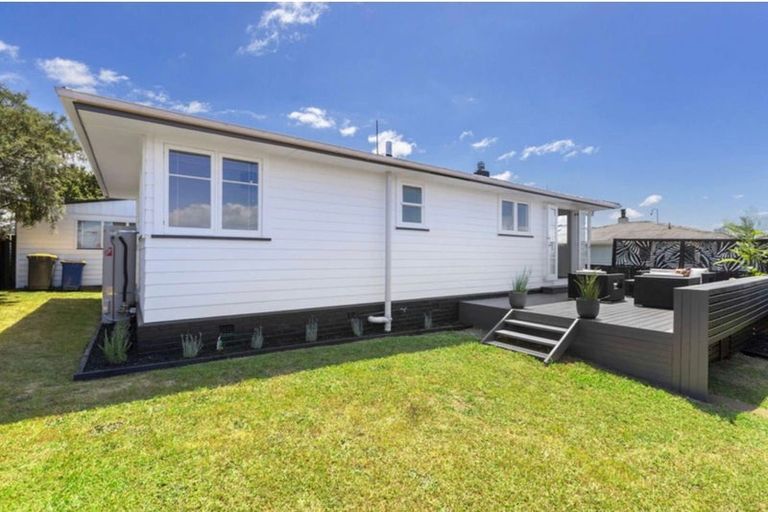 Photo of property in 32 Neil Avenue, Te Atatu Peninsula, Auckland, 0610