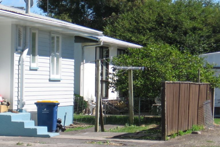 Photo of property in 67 Cobham Crescent, Kelston, Auckland, 0602