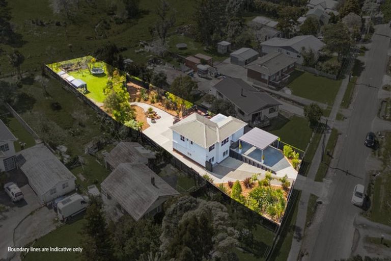 Photo of property in 18 Grassmere Road, Henderson Valley, Auckland, 0612