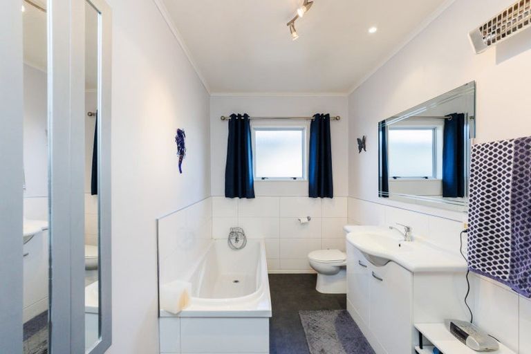Photo of property in 16 Saint Albans Avenue, Hokowhitu, Palmerston North, 4410